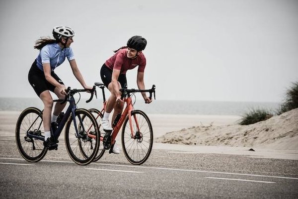 Quels sont les services de location de vélo à Porquerolles qui proposent des itinéraires conseillés pour découvrir l'île à vélo et quels sont les points d'intérêt et les difficultés des itinéraires?
